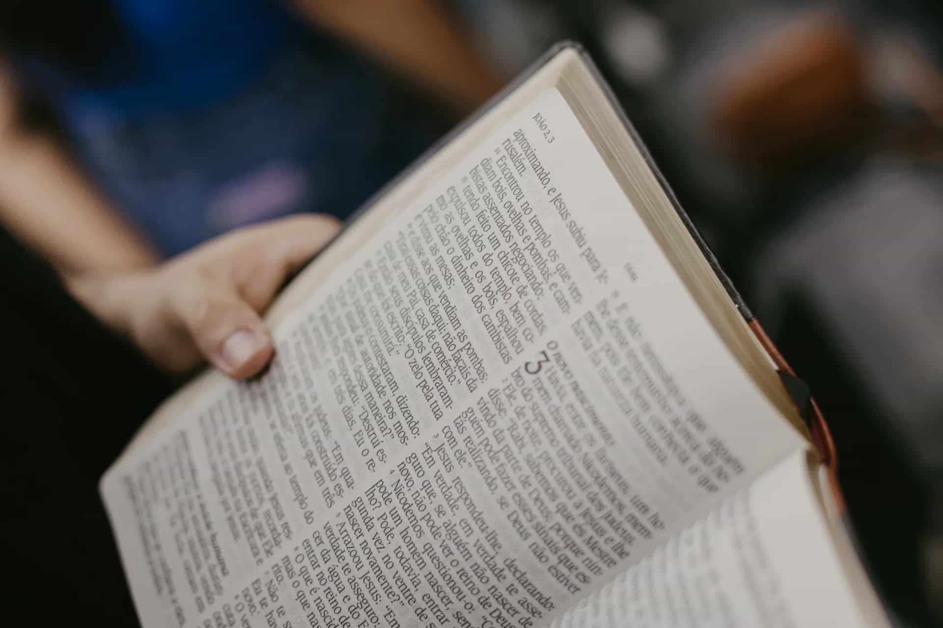 Foto da biblía no culto na ADAI